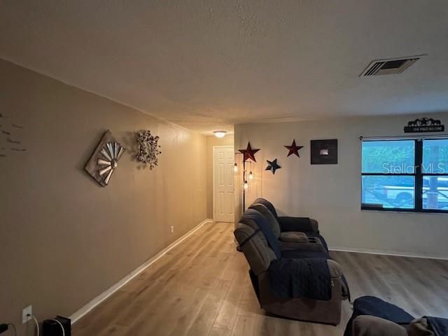 Active With Contract: $237,900 (3 beds, 2 baths, 1494 Square Feet)