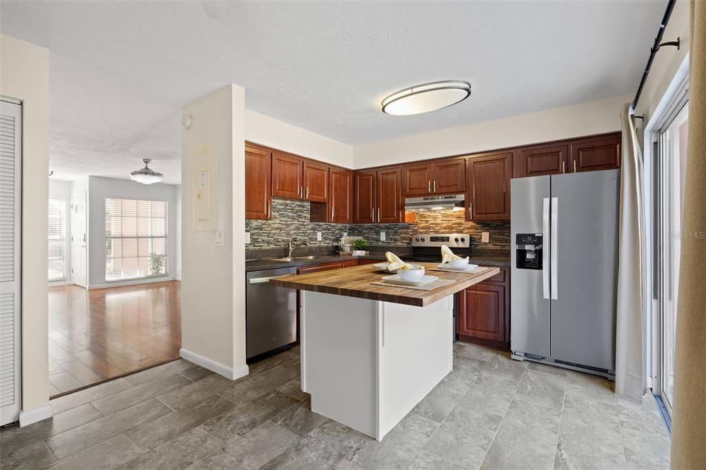 Active With Contract: $253,225 (2 beds, 1 baths, 1064 Square Feet)