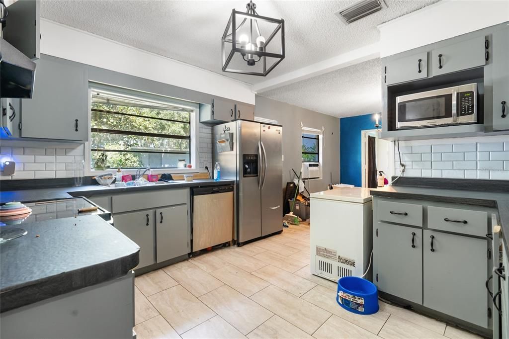 Active With Contract: $239,900 (3 beds, 2 baths, 1649 Square Feet)