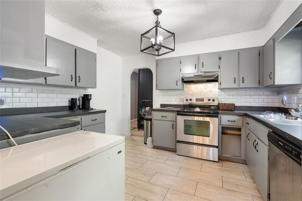 Active With Contract: $239,900 (3 beds, 2 baths, 1649 Square Feet)