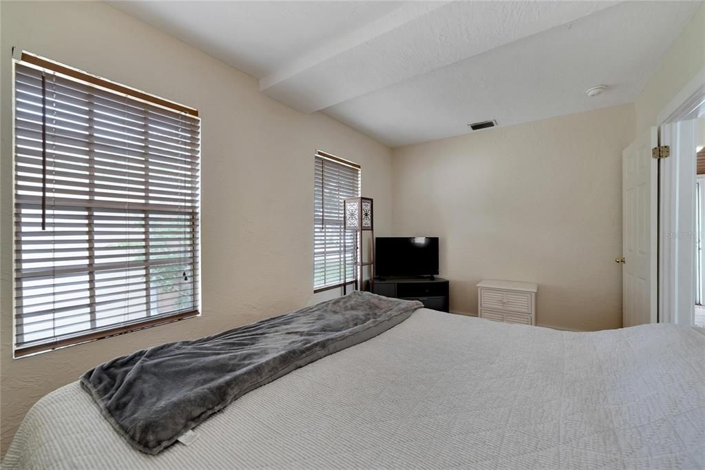 Recently Sold: $299,000 (2 beds, 1 baths, 771 Square Feet)