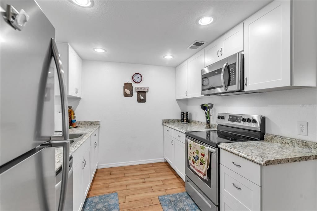 Active With Contract: $320,000 (2 beds, 1 baths, 1186 Square Feet)