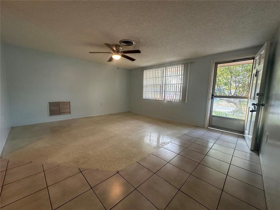 For Sale: $209,850 (2 beds, 1 baths, 936 Square Feet)