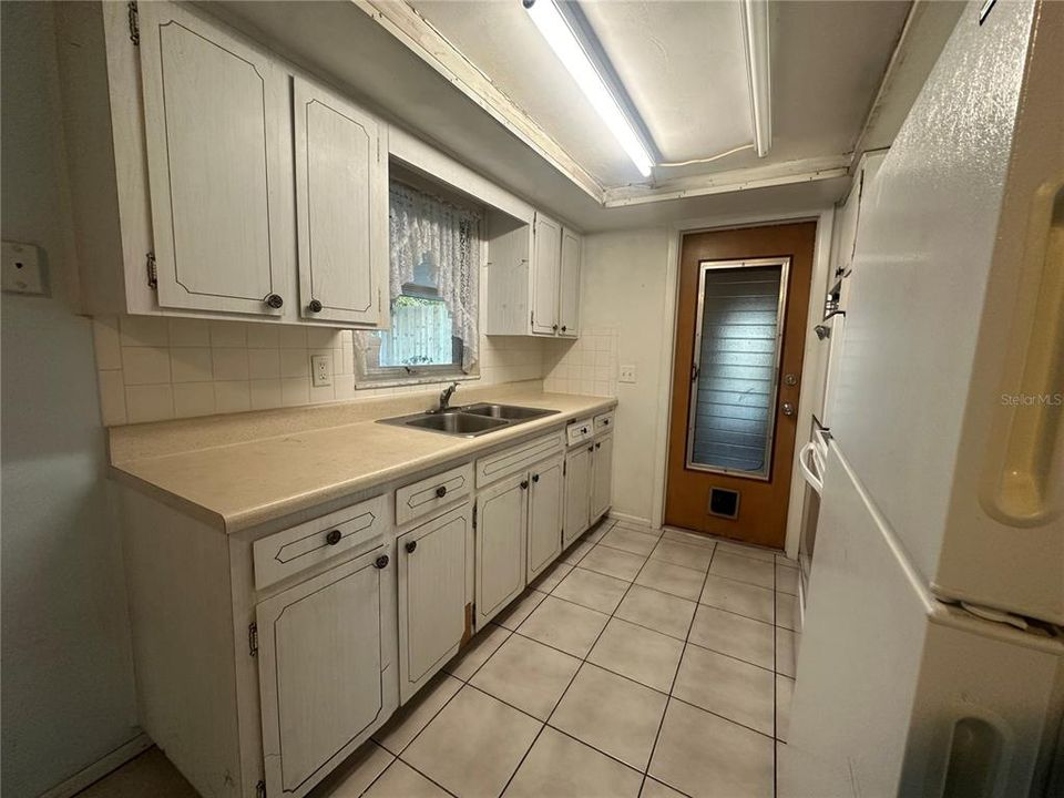 For Sale: $206,950 (2 beds, 1 baths, 936 Square Feet)