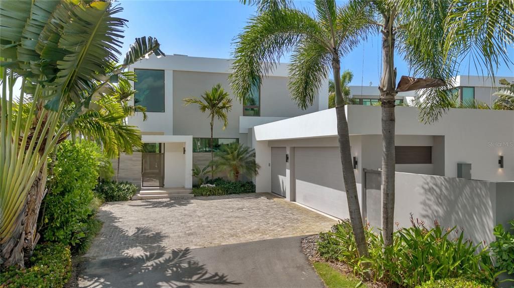 Recently Sold: $8,995,000 (5 beds, 5 baths, 5954 Square Feet)