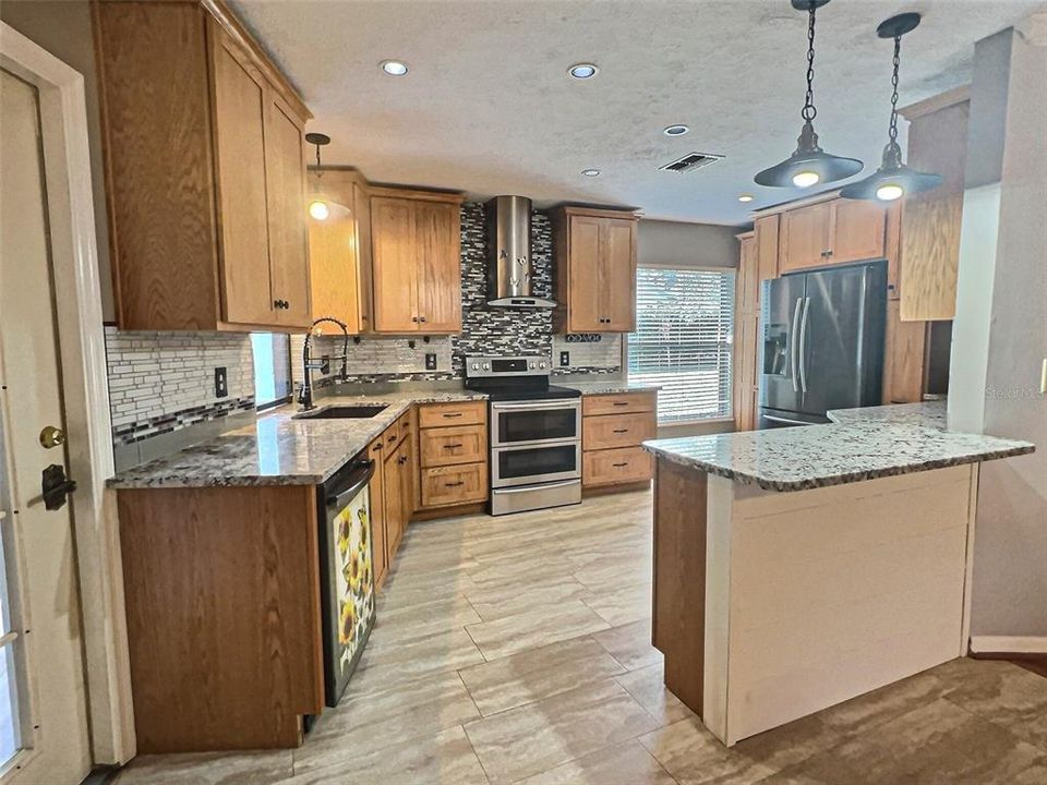 For Sale: $379,900 (2 beds, 2 baths, 2093 Square Feet)