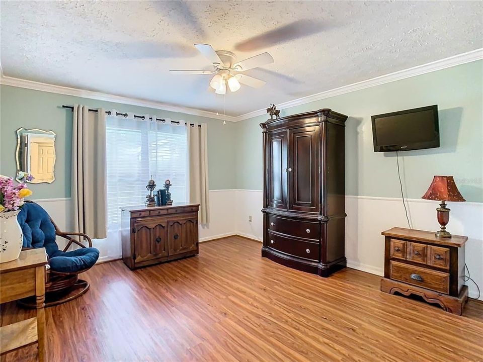 For Sale: $379,900 (2 beds, 2 baths, 2093 Square Feet)