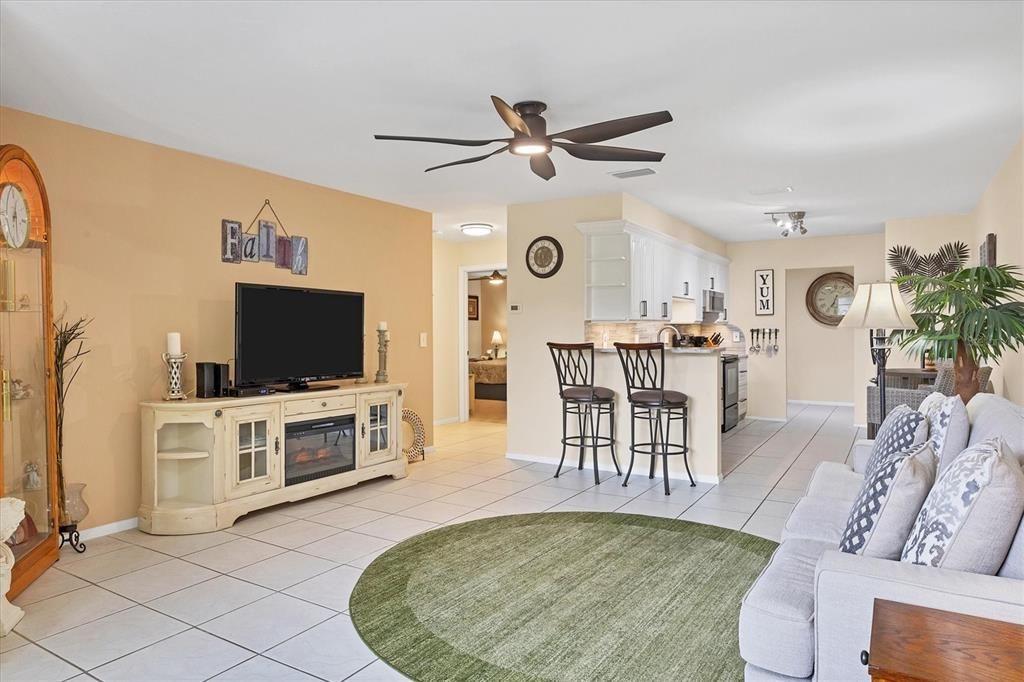 For Sale: $279,000 (2 beds, 2 baths, 1044 Square Feet)