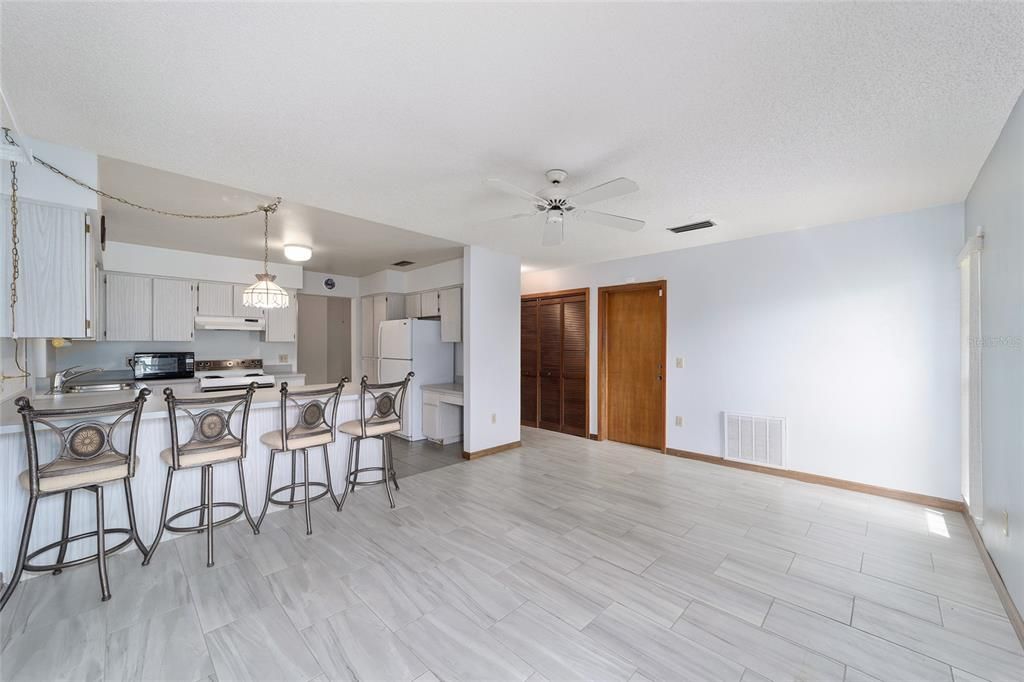 Active With Contract: $235,000 (2 beds, 2 baths, 1523 Square Feet)