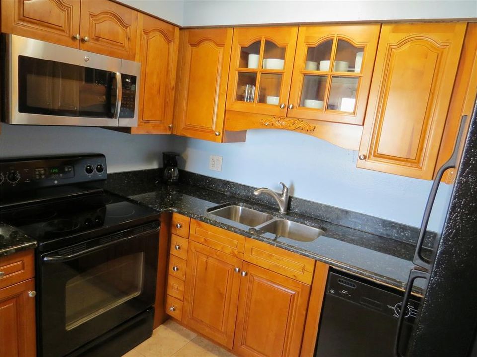 For Sale: $299,999 (2 beds, 1 baths, 720 Square Feet)