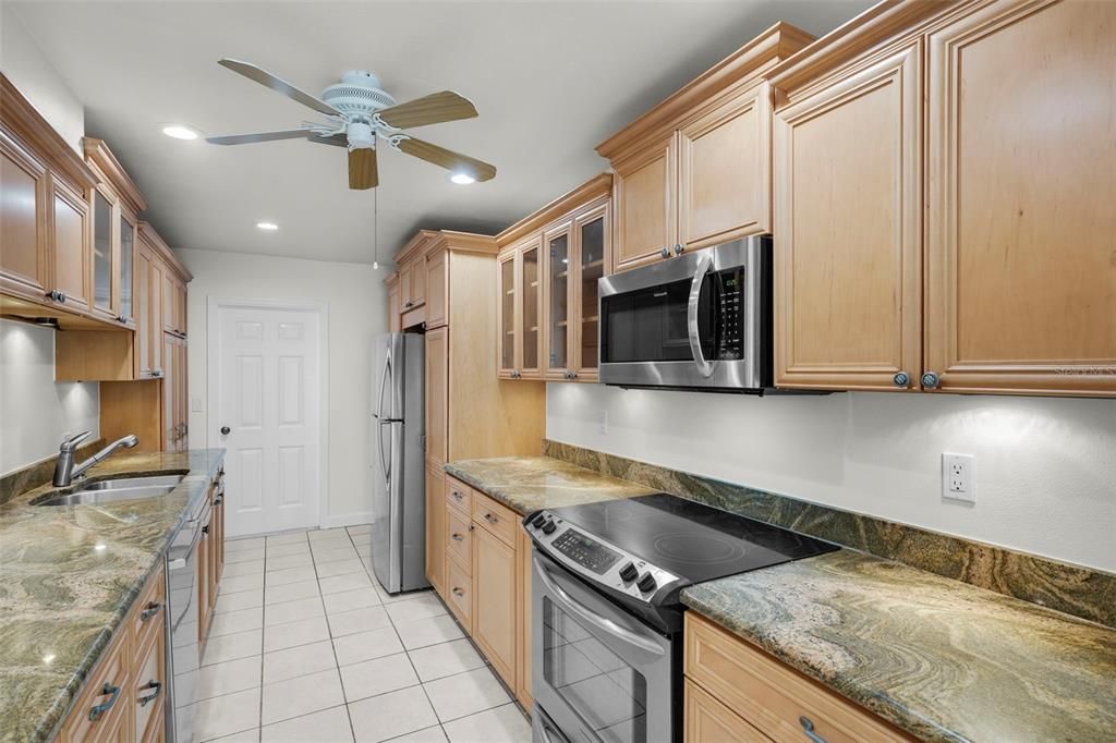 Active With Contract: $4,250 (3 beds, 2 baths, 1543 Square Feet)