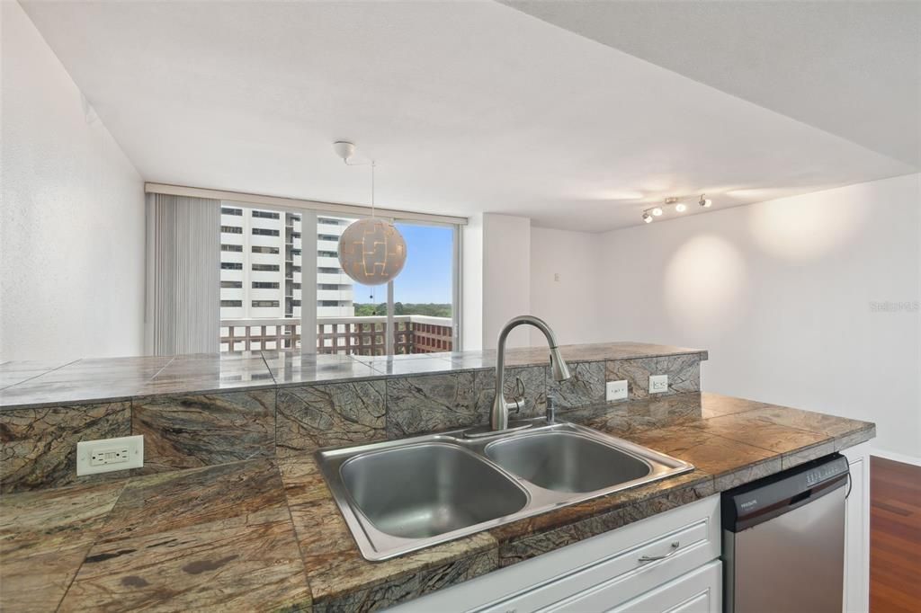 For Rent: $2,100 (1 beds, 2 baths, 846 Square Feet)
