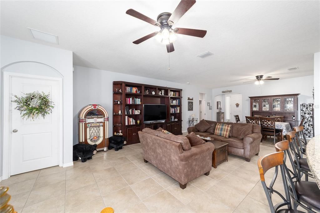 For Sale: $375,000 (3 beds, 2 baths, 1858 Square Feet)