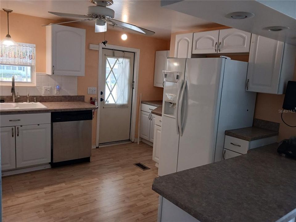 For Sale: $129,900 (2 beds, 2 baths, 1468 Square Feet)