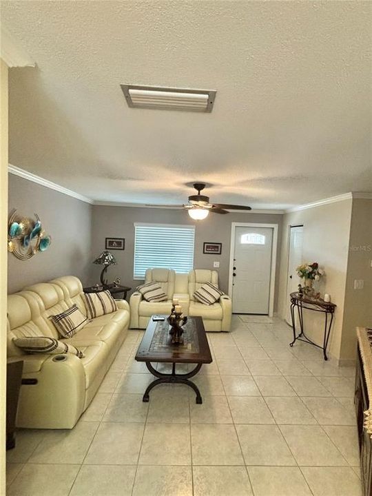 Active With Contract: $385,000 (2 beds, 2 baths, 886 Square Feet)