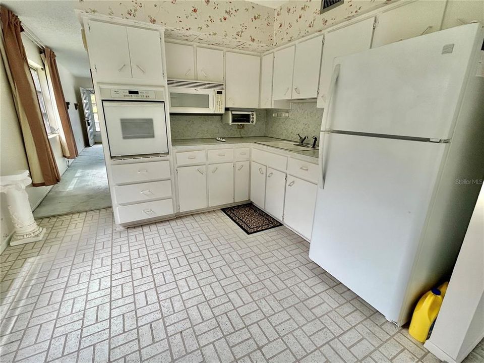 For Sale: $149,900 (2 beds, 2 baths, 1100 Square Feet)