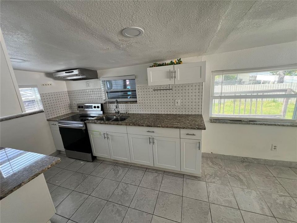 For Sale: $250,000 (2 beds, 1 baths, 736 Square Feet)