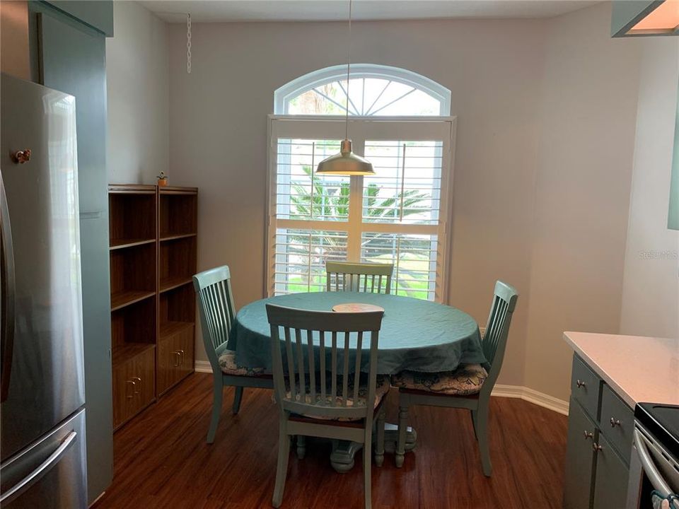 Large eat in kitchen area - breakfast area