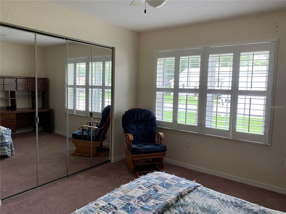 Guest bedroom - Large windows with shutters