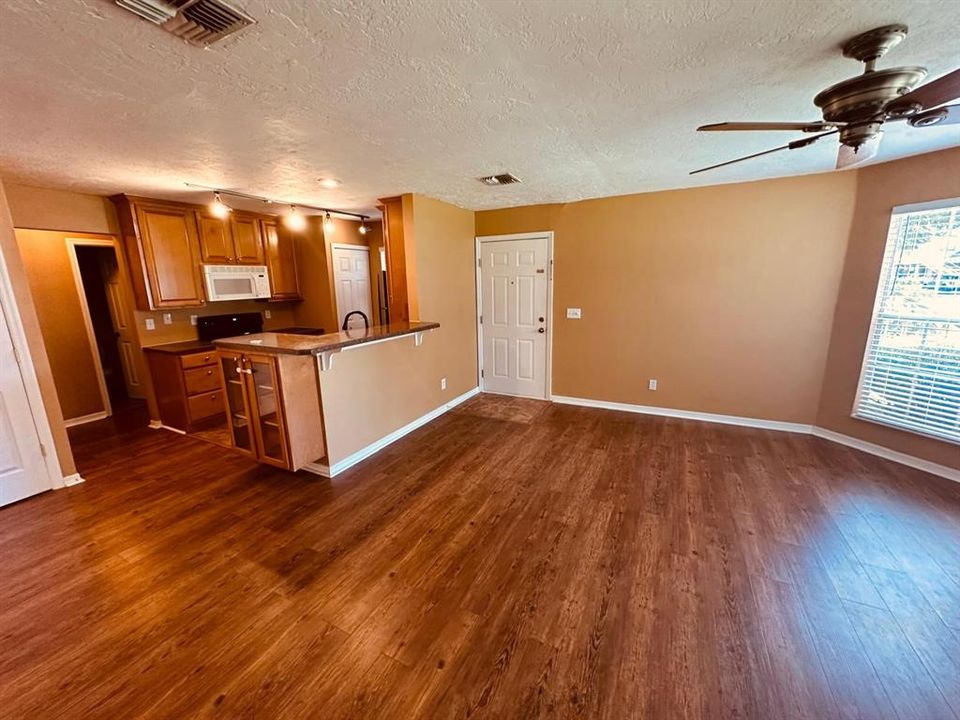For Sale: $215,000 (2 beds, 2 baths, 998 Square Feet)