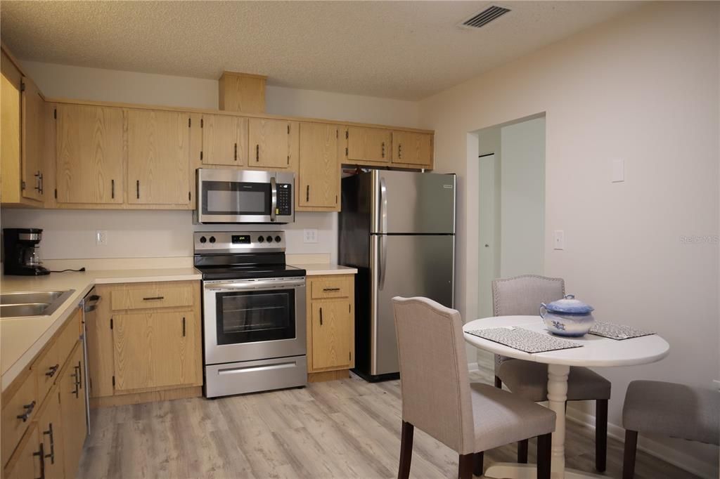 For Sale: $169,900 (2 beds, 1 baths, 798 Square Feet)