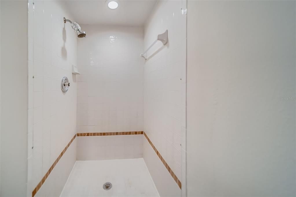 合同活跃: $255,000 (2 贝兹, 2 浴室, 1054 平方英尺)