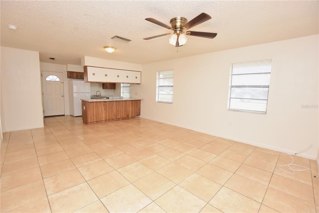 Active With Contract: $1,250 (2 beds, 1 baths, 807 Square Feet)