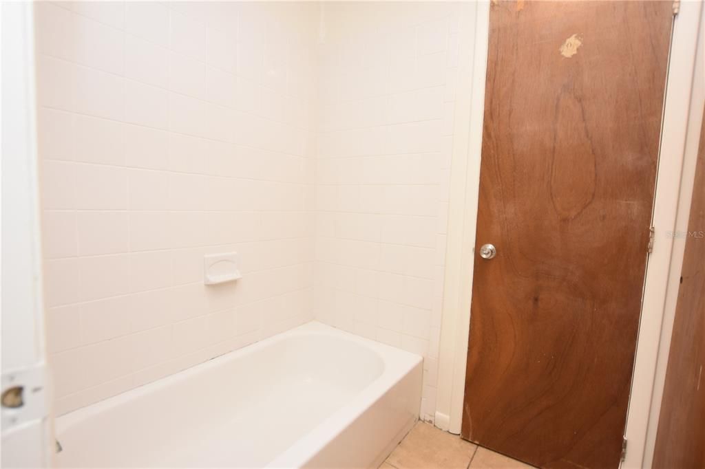 Active With Contract: $1,250 (2 beds, 1 baths, 807 Square Feet)