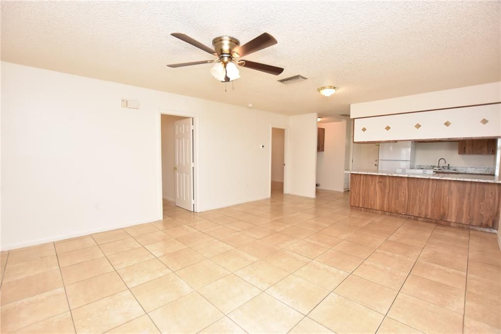 Active With Contract: $1,250 (2 beds, 1 baths, 807 Square Feet)