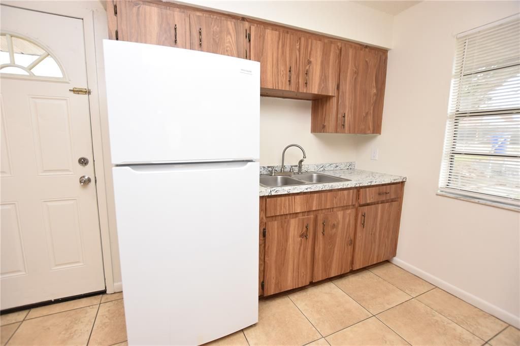 Active With Contract: $1,250 (2 beds, 1 baths, 807 Square Feet)