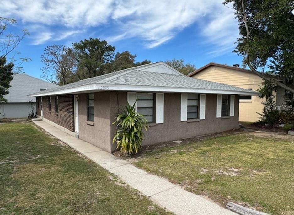 Active With Contract: $1,250 (2 beds, 1 baths, 807 Square Feet)