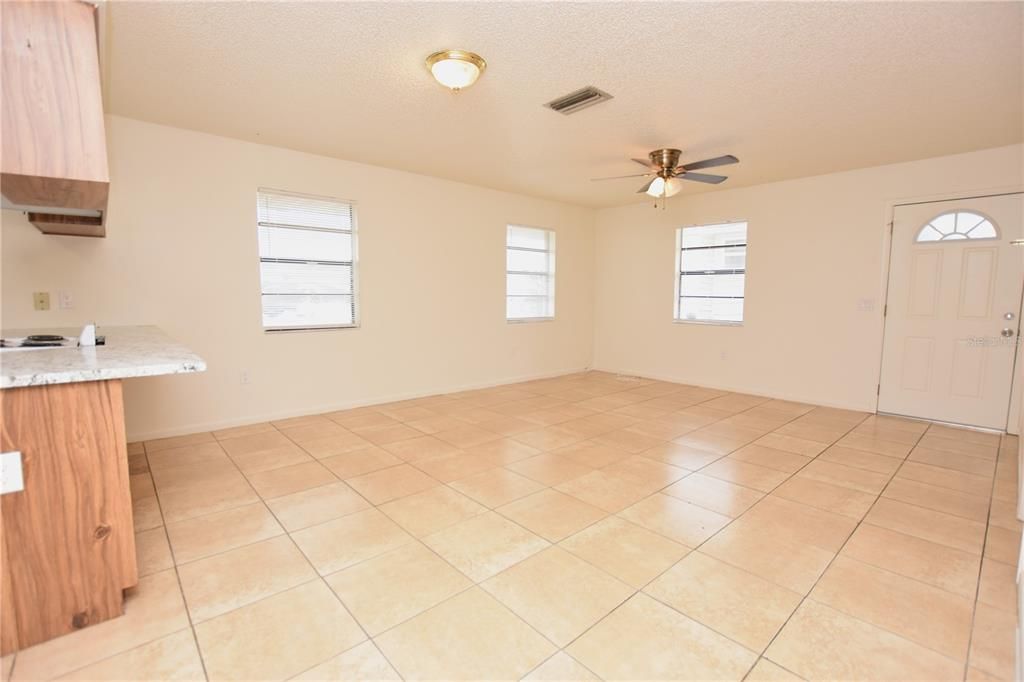 Active With Contract: $1,250 (2 beds, 1 baths, 807 Square Feet)