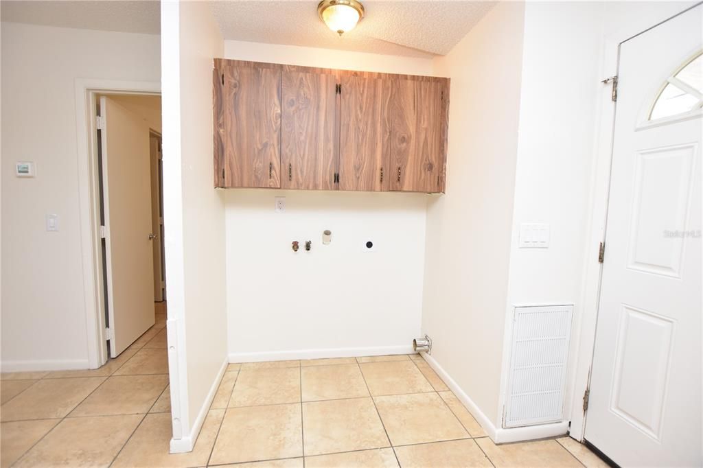 Active With Contract: $1,250 (2 beds, 1 baths, 807 Square Feet)