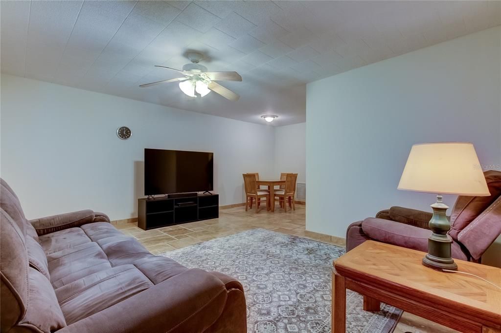 Active With Contract: $140,000 (1 beds, 1 baths, 690 Square Feet)