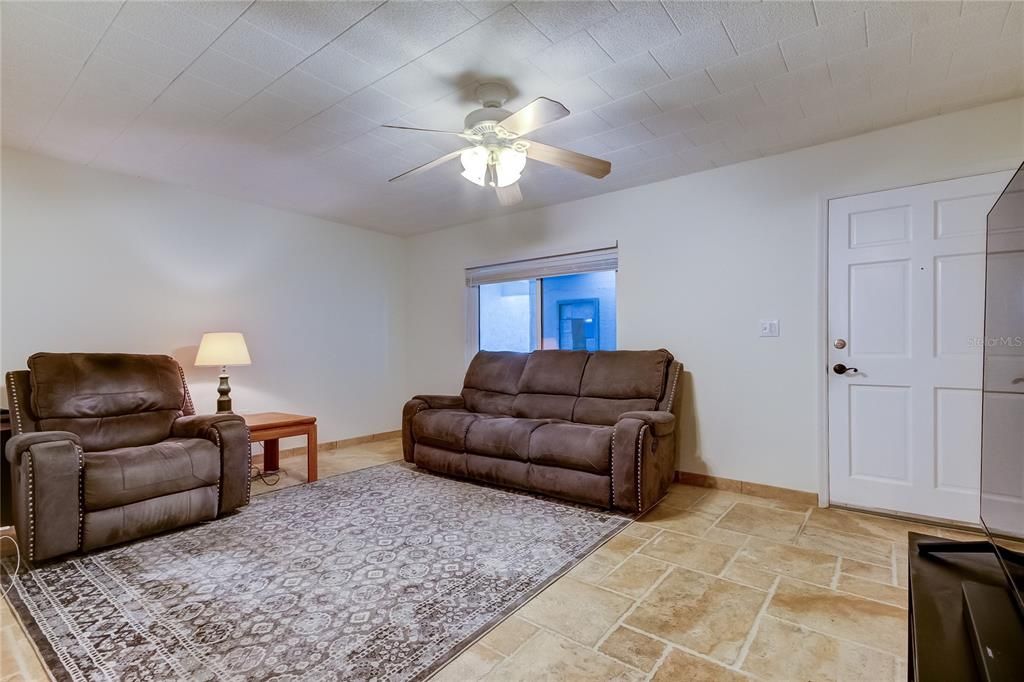 Active With Contract: $140,000 (1 beds, 1 baths, 690 Square Feet)