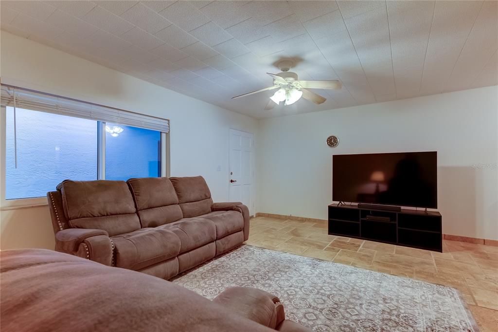 Active With Contract: $140,000 (1 beds, 1 baths, 690 Square Feet)