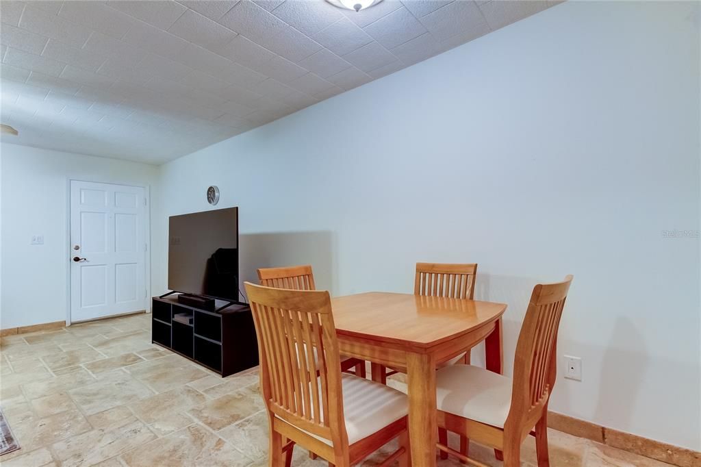 Active With Contract: $140,000 (1 beds, 1 baths, 690 Square Feet)