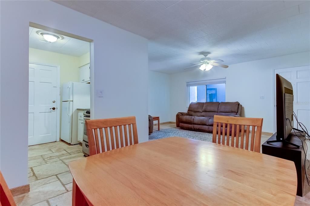 Active With Contract: $140,000 (1 beds, 1 baths, 690 Square Feet)