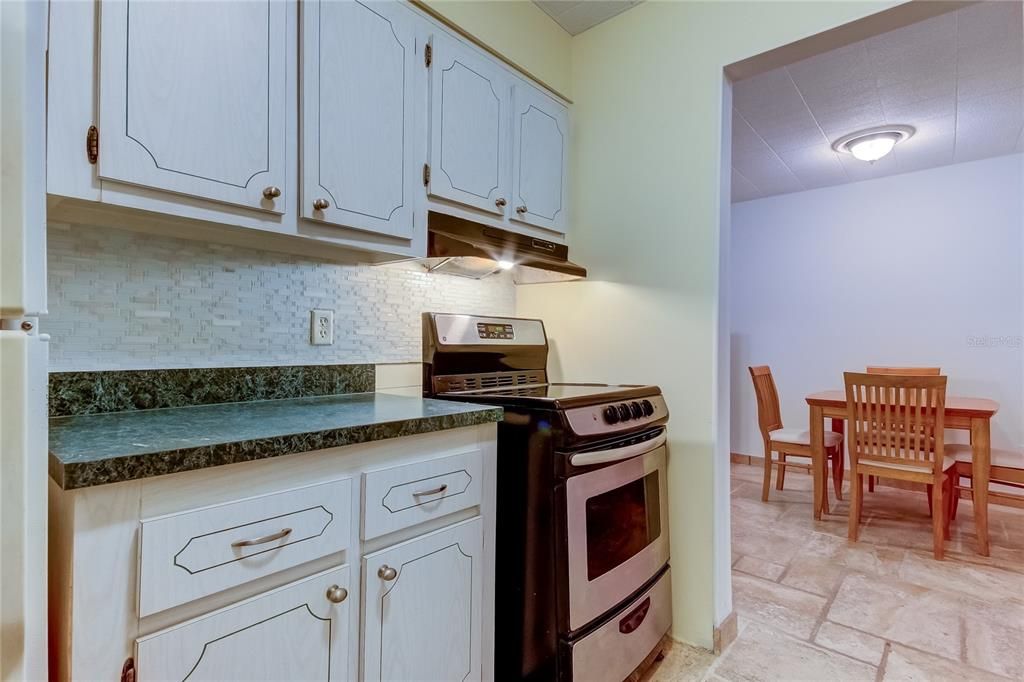 Active With Contract: $140,000 (1 beds, 1 baths, 690 Square Feet)