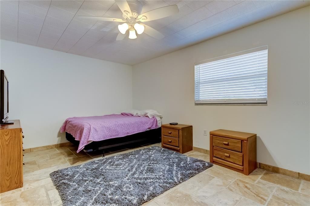 Active With Contract: $140,000 (1 beds, 1 baths, 690 Square Feet)