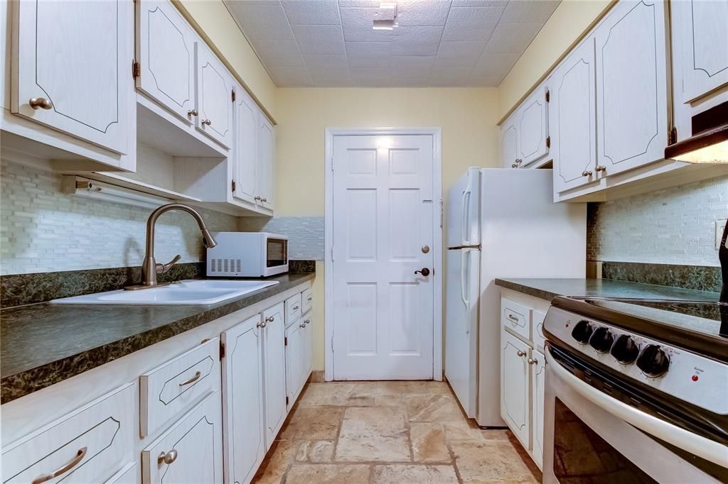 Active With Contract: $140,000 (1 beds, 1 baths, 690 Square Feet)