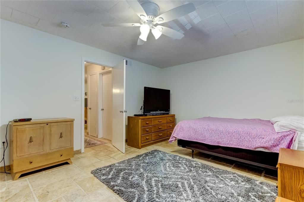 Active With Contract: $140,000 (1 beds, 1 baths, 690 Square Feet)