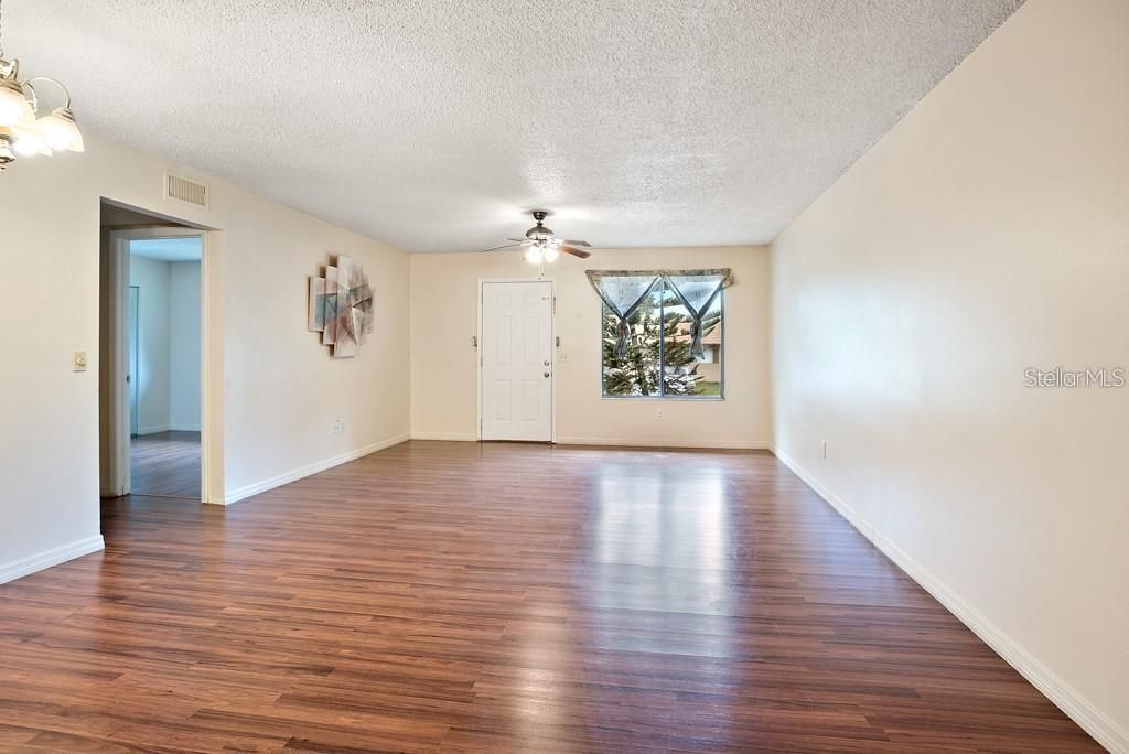 Active With Contract: $124,900 (3 beds, 2 baths, 1140 Square Feet)