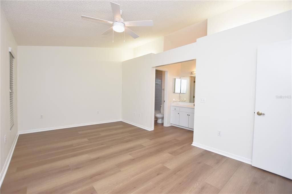 Active With Contract: $1,900 (3 beds, 2 baths, 1364 Square Feet)
