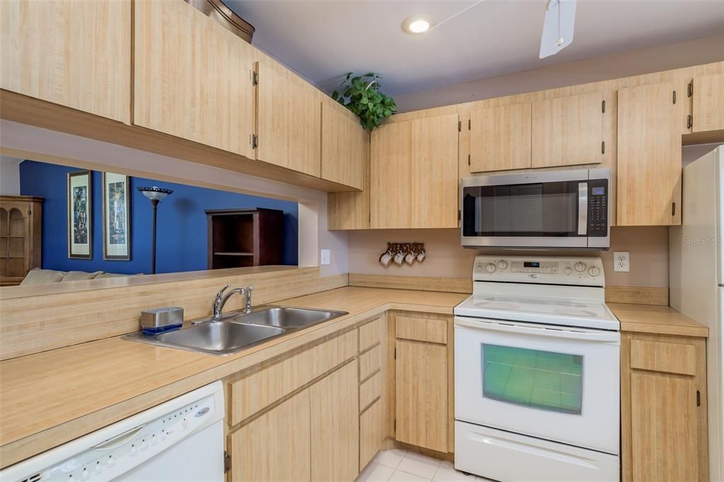 Active With Contract: $130,000 (1 beds, 1 baths, 620 Square Feet)