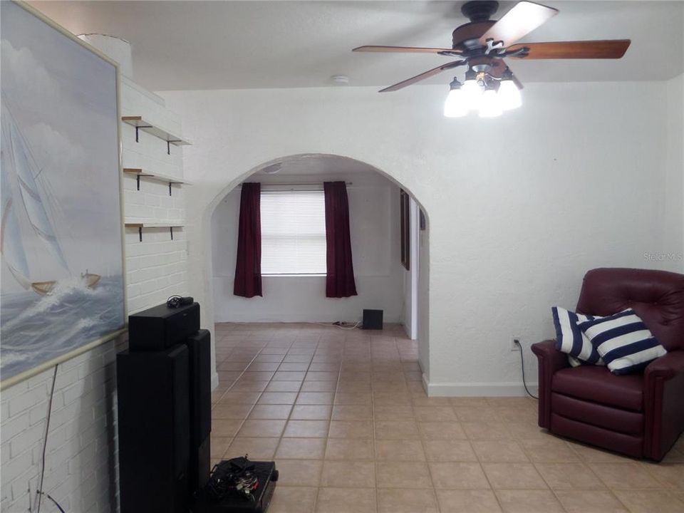 For Sale: $180,000 (2 beds, 1 baths, 861 Square Feet)