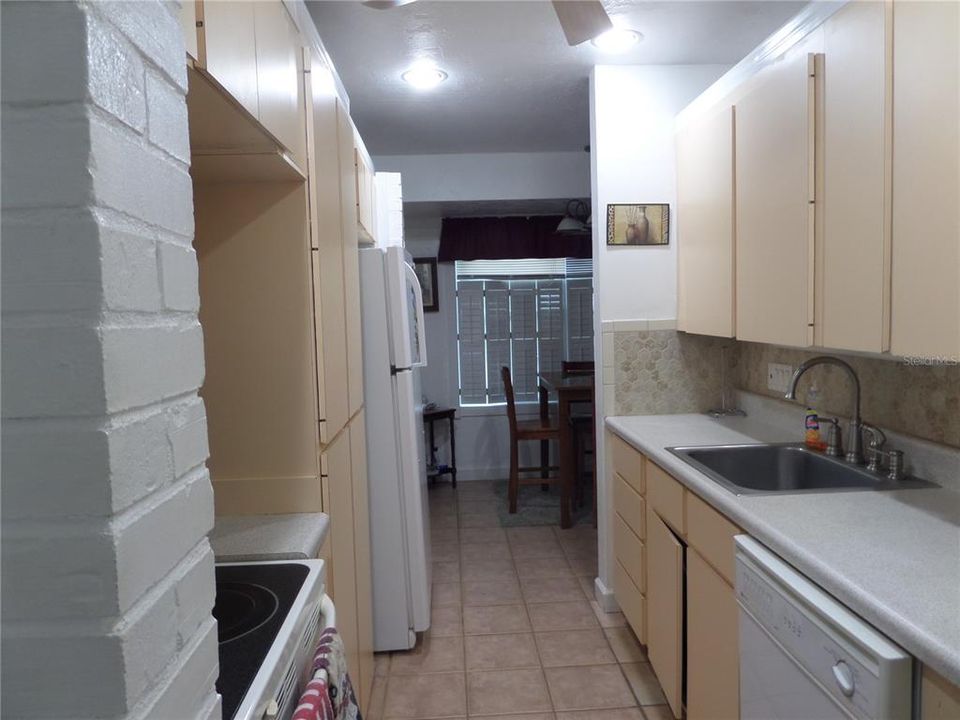 For Sale: $180,000 (2 beds, 1 baths, 861 Square Feet)