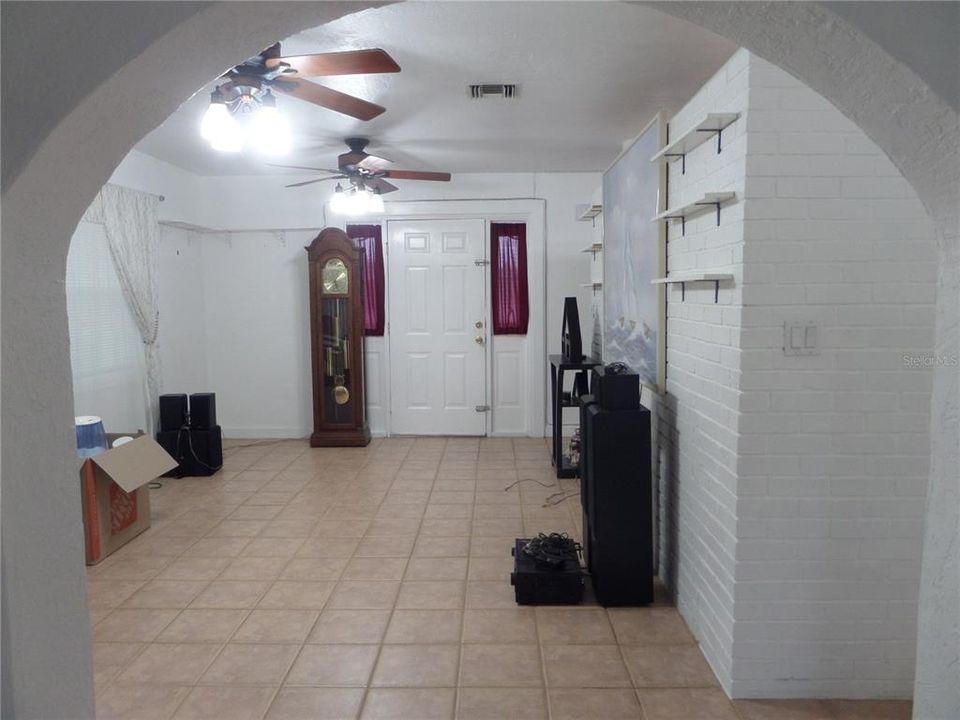 For Sale: $180,000 (2 beds, 1 baths, 861 Square Feet)