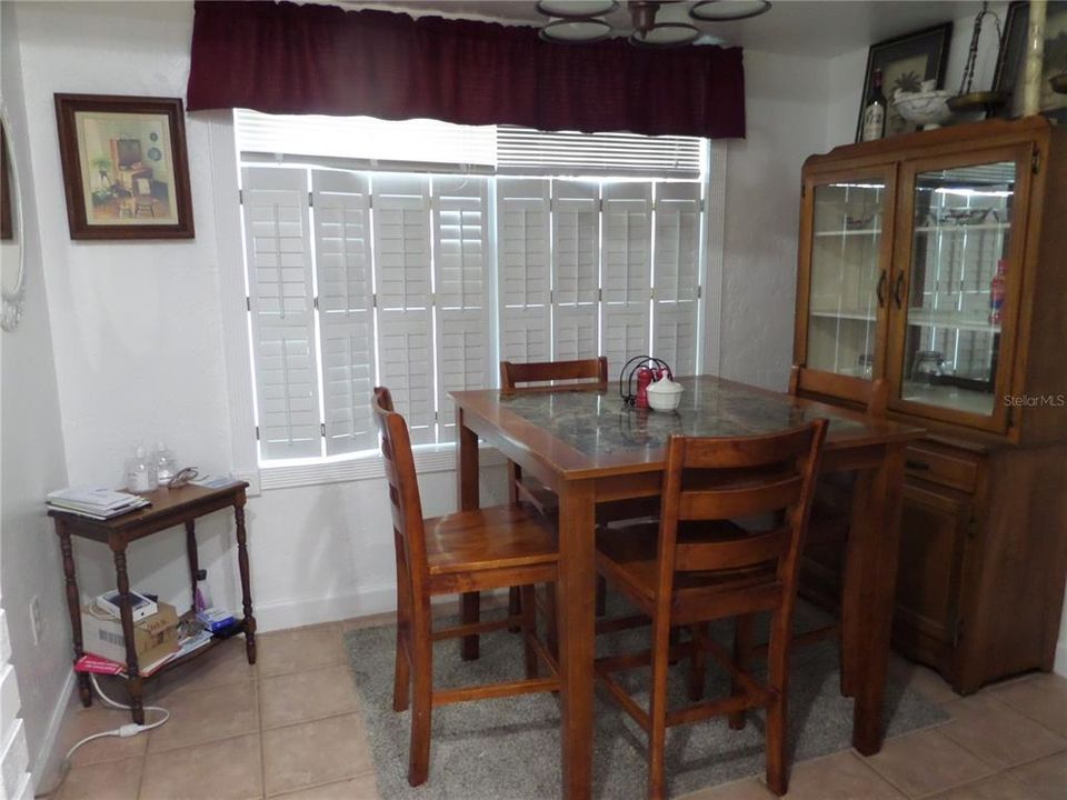 For Sale: $180,000 (2 beds, 1 baths, 861 Square Feet)