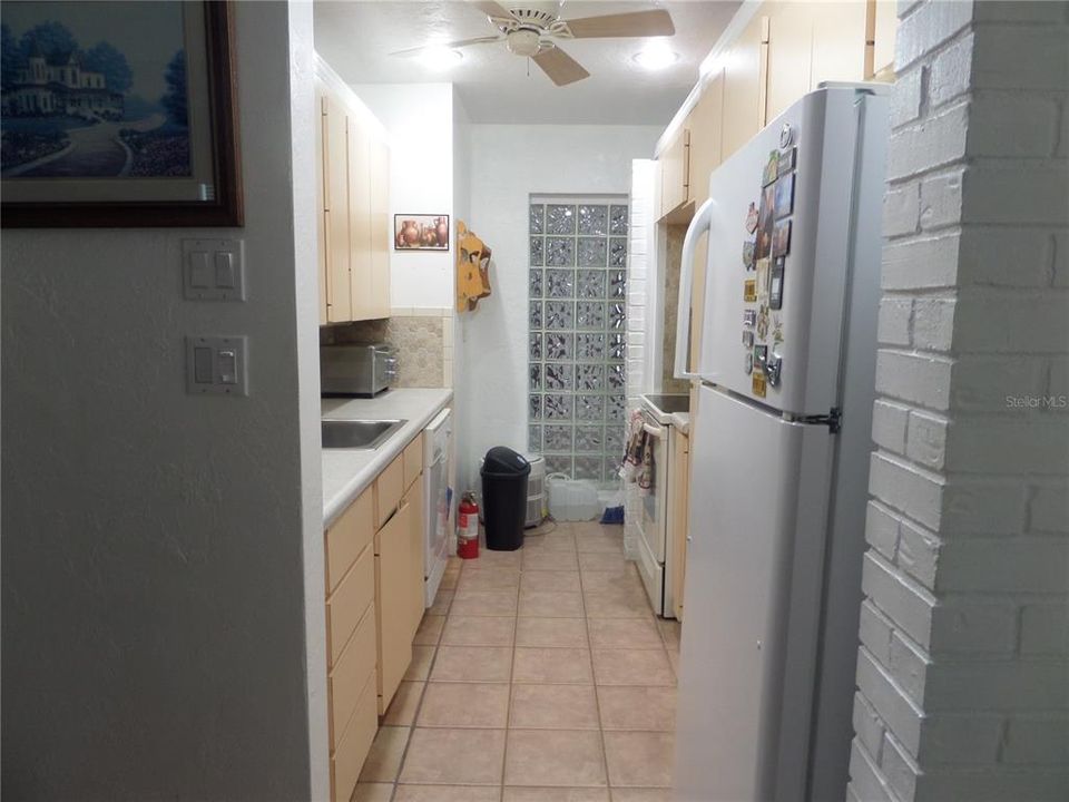 For Sale: $180,000 (2 beds, 1 baths, 861 Square Feet)